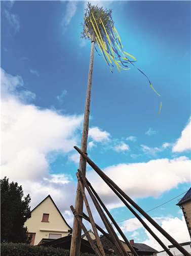 Der riesige Kirmesbaum ist schon von weither zu sehen