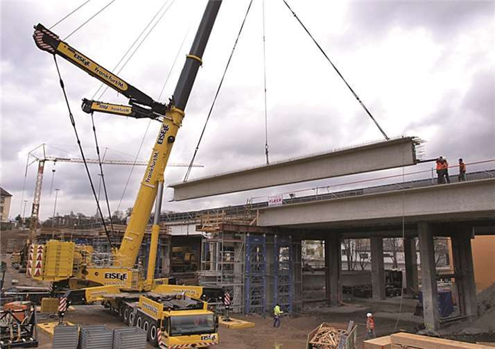Der riesige Kran bewegte die 90 Tonnen schweren Teile ganz langsam vom Schwertransporter auf die Brückenpfeiler.