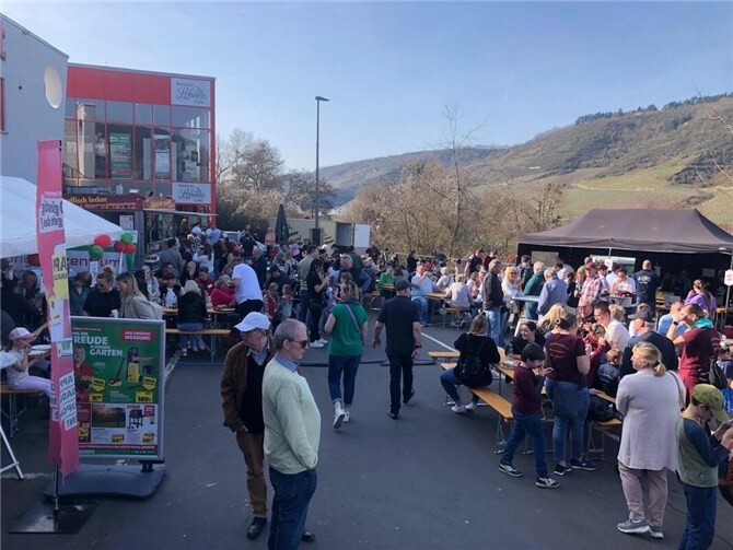 Der röhrig-Familien-SONNTAG war eine einzigartige Festmeile, wo 200 Mitwirkende begeisterten.