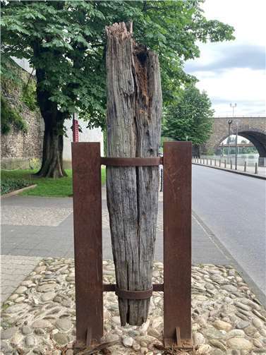 Der römische Pfahl am Peter-Altmeier-Ufer.  Quelle: Stadt Koblenz