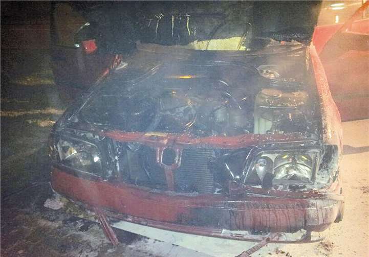 Der rote Mercedes Benz brannte im vorderen Bereich.  Privat