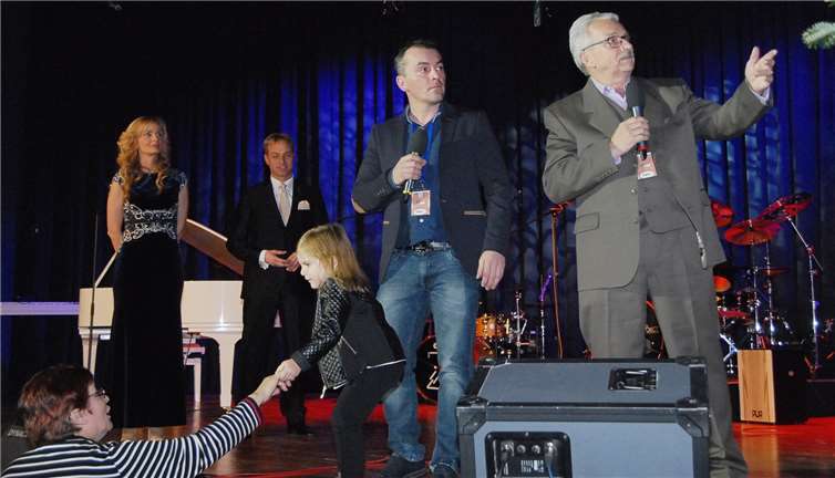 Der rumänische Geistliche Rufus Whynot und Raoul Mokanu erklärten dem Publikum die Situation der Kinder in Rumänien. Währenddessen kümmerte sich Raoul Mokanus Mutter um dessen kleine Tochter. Im Hintergrund die Moderatoren Bürgermeister Merz und Model Romy Stangl. KER