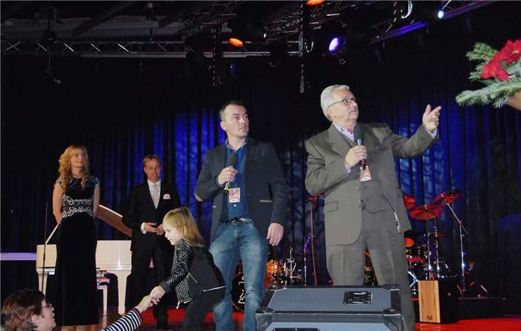 Der rumänische Geistliche Rufus Whynot und Raoul Mokanu erklärten dem Publikum die Situation der Kinder in Rumänien. Währenddessen kümmerte sich Raoul Mokanus Mutter um dessen kleine Tochter. Im Hintergrund die Moderatoren Bürgermeister Merz und Model Romy Stangl. KER