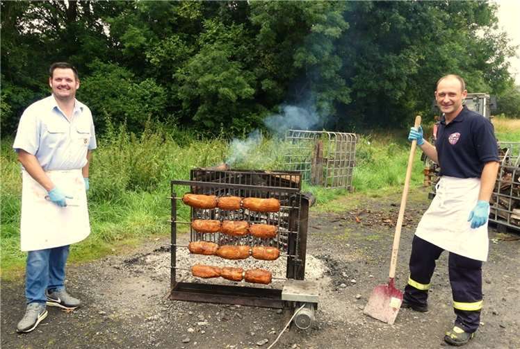 Der saftige Spießbraten direkt vom offenen Feuer, hatte in Sachen Beliebtheit wieder die Nase vorn.  Foto: TE