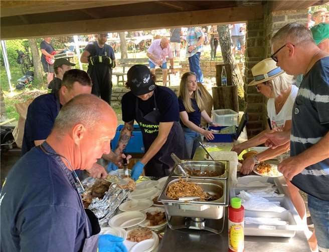 Der saftige Zwiebelschmorbraten frisch aus der Glut war erwartungsgemäß das Highlight der Festveranstaltung.