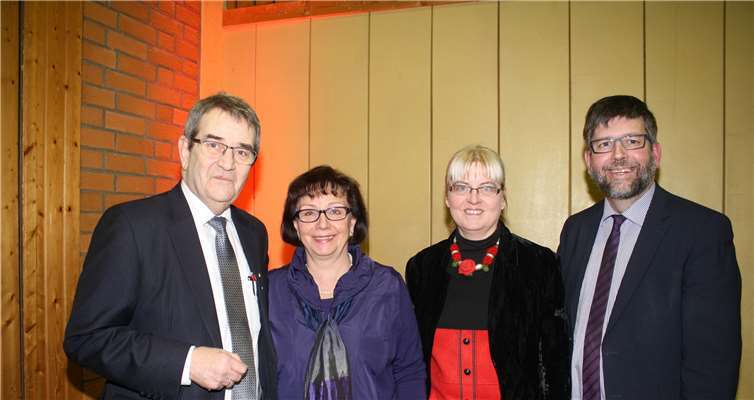 Der scheidende Amtsträger Helmut Probst mit Ehefrau Rosi und der neue BürgermeisterWolfgang Lambertz mit Ehefrau Petra stellten sich gerne zu einem Erinnerungsfoto. Fotos: TE