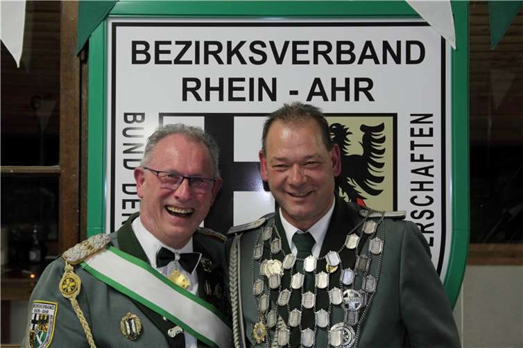 Der scheidende Bezirkskönig 2022/2023 Frank Beu mit Bezirksbundesmeister Sigi Belz. Quelle: St. Seb. Bad Bodendorf
