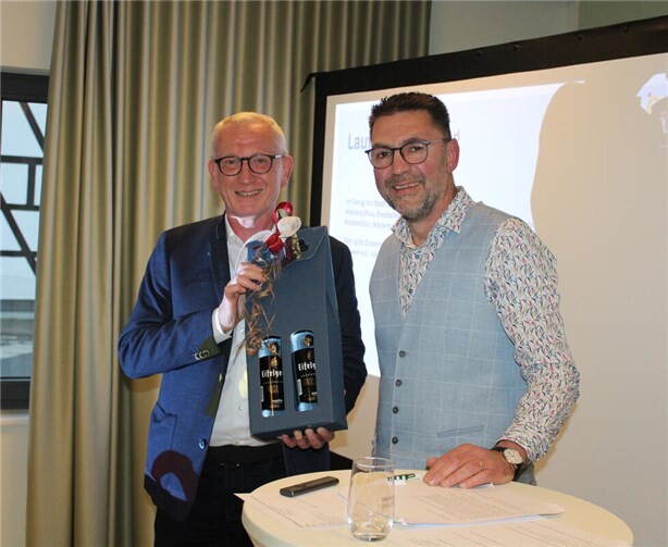 Der scheidende Bürgermeister Guido Orthen wurde mit Dank für die jahrzehntelange, hervorragende Zusammenarbeit verabschiedet.