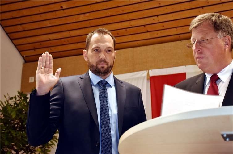 Der scheidende Bürgermeister Horst Rasbach rechts vereidigte seinen Nachfolger Manuel Seiler.