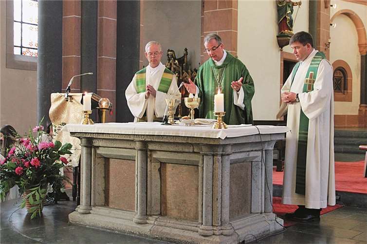 Der scheidende Dechant Dr. Johannes Georg Meyer (li.), Weihbischof Jörg Michael Peters (Mi.) und der neue Dechant Achim Thieser (re.).
