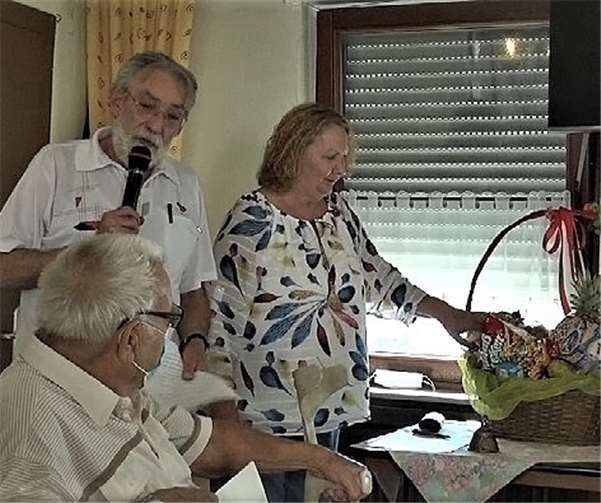 Der scheidende Geschäftsführer erhielt einen Präsentkorb. Foto: Privat