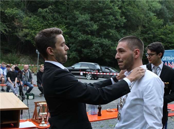 Der scheidende Hauptmann Lukas Knieps (links) überreicht seinem Nachfolger Raphael Mausberg die Hauptmannskette.Fotos: DU