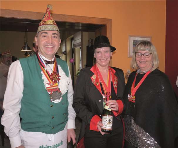 Der scheidende Kommandeur Edgar Girolstein revanchiertesich bei den Vertretern der Korporationen und Institutionenfür die gute Zusammenarbeit mit je einer Flasche Sekt.