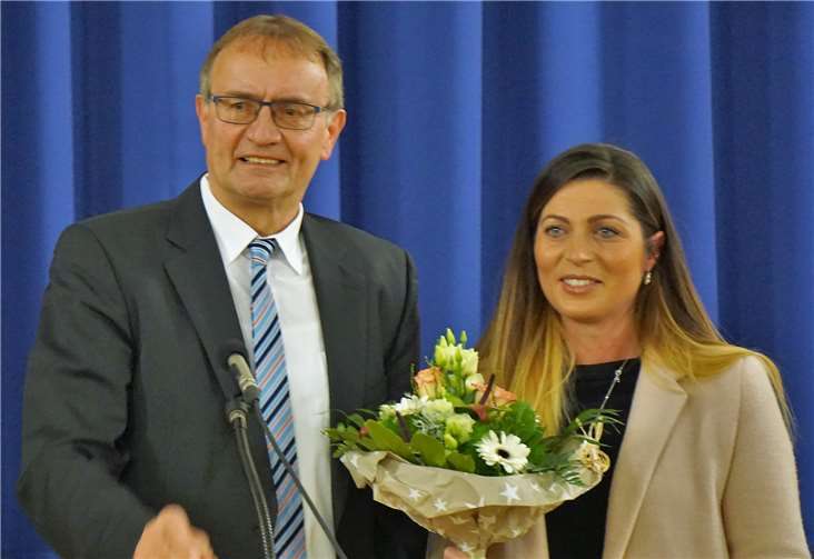 Der scheidende Landrat Rainer Kaul überreichte Blumen an die BMI Vorsitzenden Violeta Jasiqi -FF-