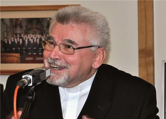 Der scheidende Pastor Karlic bei seinen Dankesworten. FA