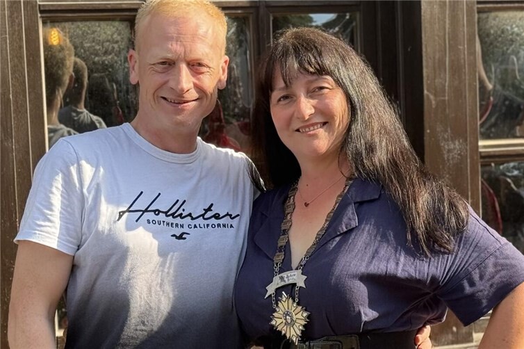 Der scheidende Präsident Sven Nilson übergibt an die neue Präsidentin Janine Klier 