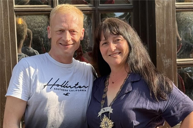Der scheidende Präsident Sven Nilson übergibt an die neue Präsidentin Janine Klier.