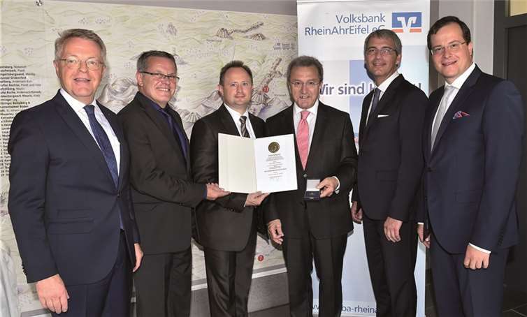 Der scheidende Regionalmarktdirektor erhielt für sein Lebenswerk die Ehrenmedaille in Gold samt Urkunde (v.li.): Elmar Schmitz, Aufsichtsratsvorsitzender Rudolf Mies, Marko Trabert, Peter Schäfer, Sascha Monschauer und Markus Müller. privat