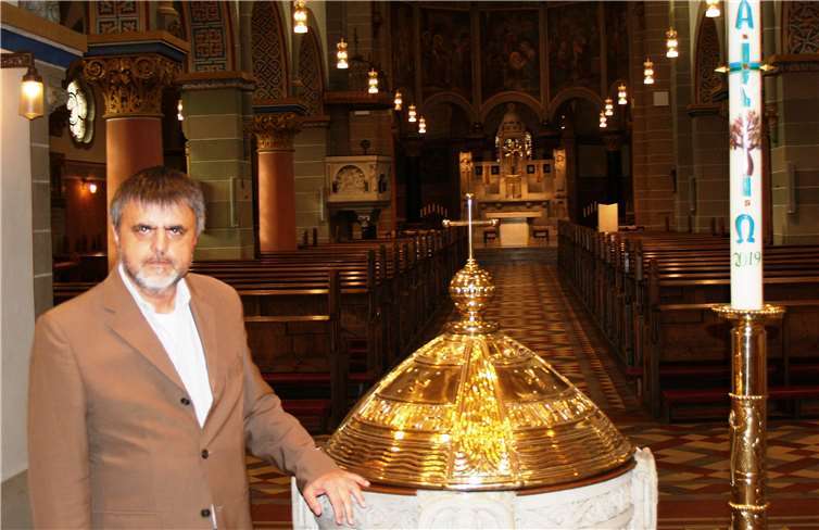 Der scheidende Seelsorger an einem seiner Lieblingsplätze: Peter Dörrenbächer am Taufbecken der Rosenkranzkriche. Foto: SCHÜ