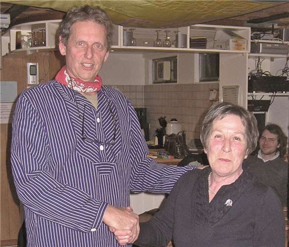 Der scheidende Vereinsvorsitzende Bendix Landmann zeichnet Margret Frauenpreiß für ihre 25-jährige Mitgliedschaft aus.privat