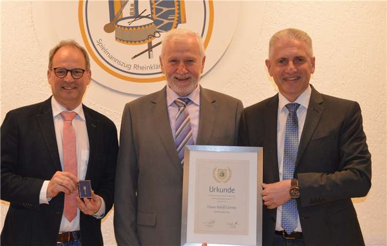 Der scheidende Vorsitzende Adi Görres wurde vom neuen Vorsitzendem Peter Burghardt und dem neuen zweiten Vorsitzenden Ernst Klein zum Ehrentambourmajor ernannt.Foto: AB