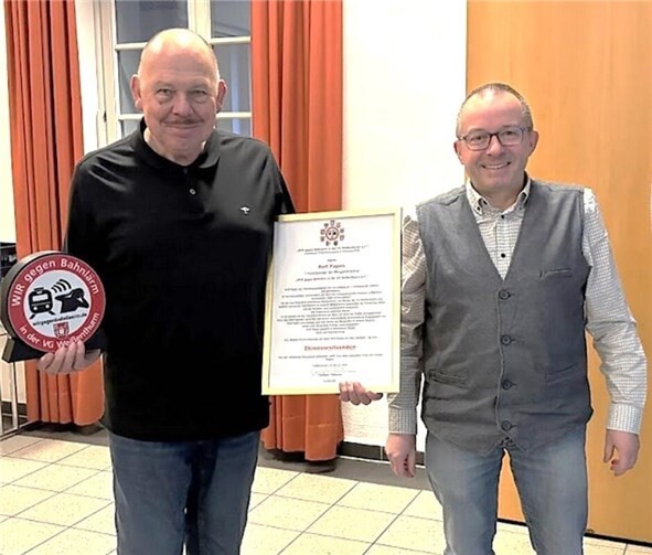 Der scheidende Vorsitzende Rolf Papen mit Stadtbürgermeister Johannes Juchem nach seiner Wahl zum Ehrenvorsitzenden der Bürgerinitiative „WIR gegen Bahnlärm in der VG Weißenthurm e.V.“
