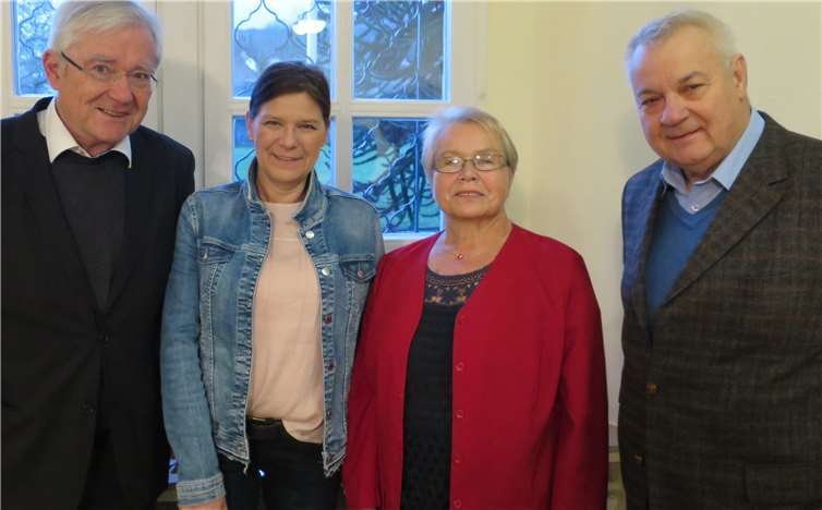 Der scheidende Vorsitzende der Rheinbreitbacher CDU-Ratsfraktion, Hermann Josef Becker (rechts), gratuliert seiner Nachfolgerin Anita Unkels (2. v. rechts) und dem neuen stellvertretenden Fraktionsvorsitzenden Dr. Kurt Bley zur Wahl und wünscht ihnen viel Erfolg in den neuen Aufgaben. Beate Waterkamp (2. v. links) komplettiert die Fraktionsführung als Geschäftsführerin. privat