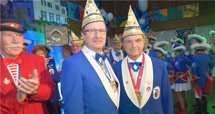 Der scheidende Vorsitzender der Gro-Hei-Ka, Werner Hahnenberg wird von dem neuen Vorsitzenden Manfred Lütz verabschiedet.