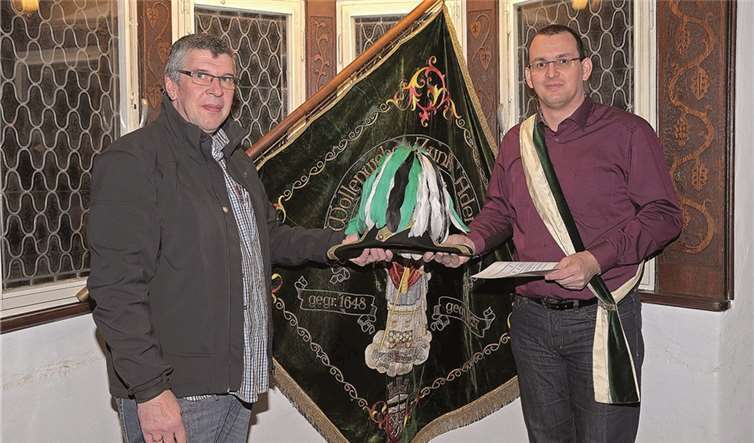 Der scheidende Zunftmeister Frank Wisniewski (li.) überreicht Zunfthut und Schärpe an den Neuen, Stefan Rübenach. SES