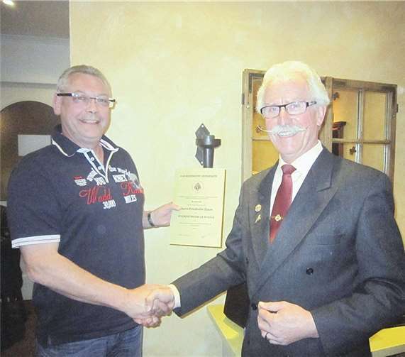 Der scheidende erste Kassierer Friedhelm Daun wurde für seine Vereinsarbeit und seine über 20-jährige Vorstandstätigkeit als Kassierer durch den Vizepräsidenten Willi Fuhrmann mit der goldenen Verdienstmedaille der RKK geehrt.