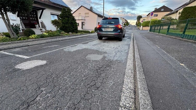 Der schlechte Fahrbahnzustand in Teilen der Rheinstraße in Nentershausen soll in den kommenden Wochen behoben werden. Foto: Andreas Egenolf/Ortsgemeinde Nentershausen.