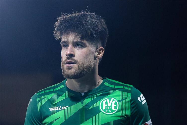 Der schnelle Manuel Simons trug sich bei den „Eisbären“ zweimal in die Torschützenliste ein.