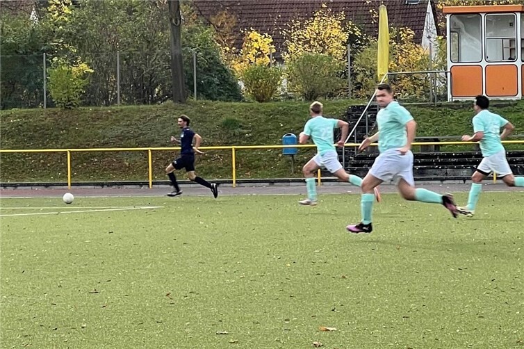 Der schnelle Matthias Tempel enteilt hier seinen Gegenspielern. Foto: SG Bachem/ Walporzheim