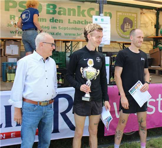 Der schnellste Mann (Jonas Humke) und der Dritte (Lars Arzdorf) beim 10 km Lauf: werden von Detlef Leersch li. und Klaus Jahnz re. geehrt.