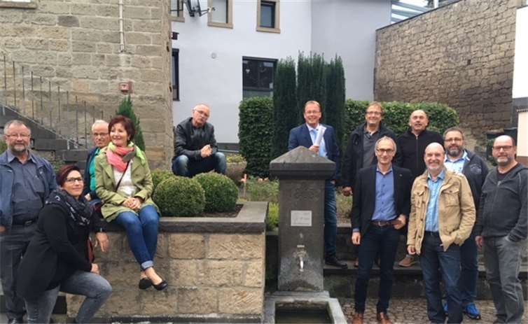 Der schön gestalteten Dorfbrunnen war nur ein Ziel des Besuchs in Volkefeld. privat