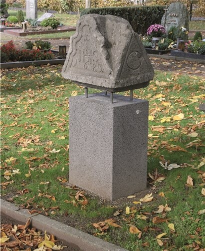 Der schöne Basaltkopf steht jetzt für alle sichtbar auf dem Friedhof.  privat