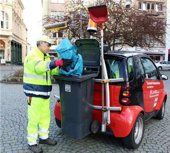 Der schönste Dienstwagen in Koblenz: Müslüm Duran ist ein echter Hingucker, wenn er mit seinem kleinen roten Flitzer unterwegs ist.privat