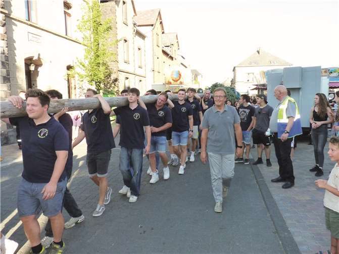 Der schwere Kirmesbaum wurde von den starken Männern der Kirmesgesellschaft bis zur Festmeile auf den Schultern getragen.