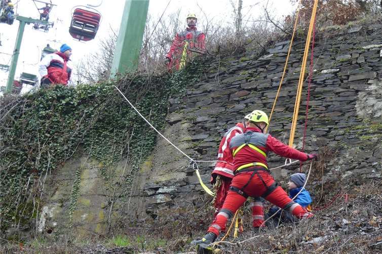 Der schwierige Anstieg in unwegsamem Hanglagen gehört bei den Einsatzkräften der Bergwachten zum Alltag.