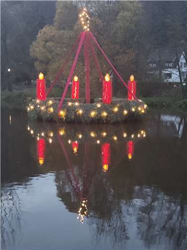 Der schwimmende Adventskranz hat einen Durchmesser von 8 Metern.