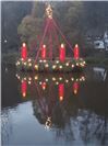 Der schwimmende Adventskranz hat einen Durchmesser von 8 Metern.