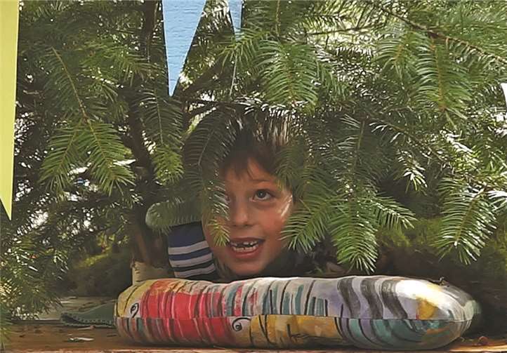 Der sechsjährige Jakob Thönnes hatte sich als Moosemann gut versteckt.