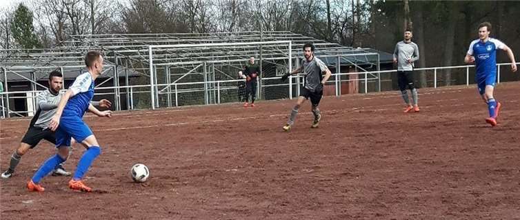 Der sehr tiefe Hartplatz war mit Wasserpfützen gespickt.privat