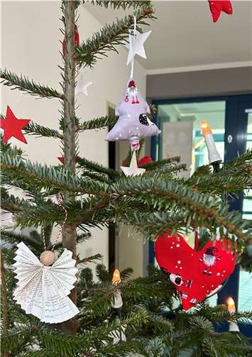 Der selbst gestaltete Weihnachtsbaumschmuck der TeilnehmerInnen der Mosellandwerkstätten Ebernach-Kühr. Quelle: Polizeiinspektion Cochem