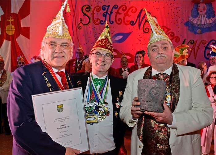Der sichtlich gerührte Lothar Bläsing (rechts) freute sich riesig über die Auszeichnung mit dem Kreiswackes. Fotos: Kreisverwaltiung MYK