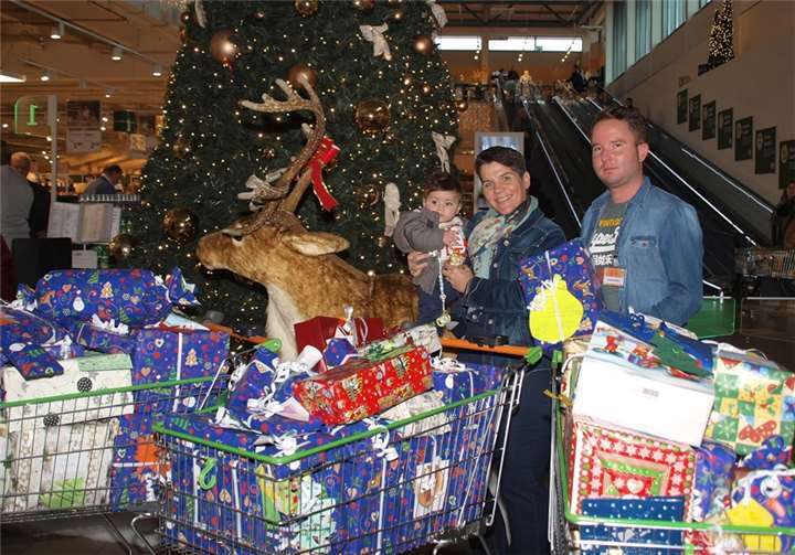 Der sieben Monate alte Yasin saß im Globus auf dem Rentier und staunte über den bunten Schoko-Weihnachtsmann, während Christian Günther, Werbeleiter von Globus, die 120 Weihnachtsgeschenke der Kunden an Margit Seinsche (Öffentlichkeitsarbeit im Kinderheim Arenberg) übergab.US