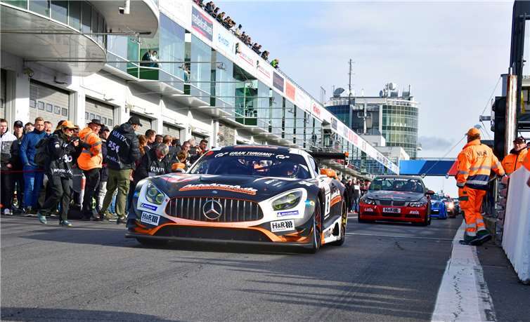 Der siegreiche Black Falcon Mercedes AMG GT3 auf dem Weg in die Startaufstellung. Fotos: BURG