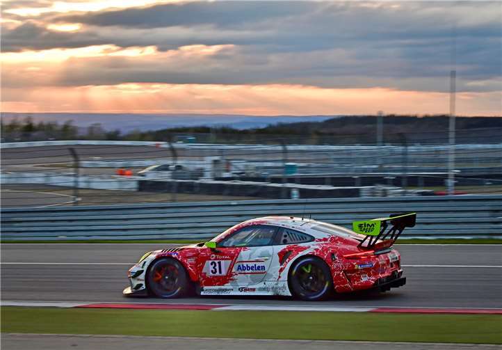 Doppelsieg für Frikadelli Racing Der siegreiche Frikadelli Porsche beim abendlichen Zeittraining.