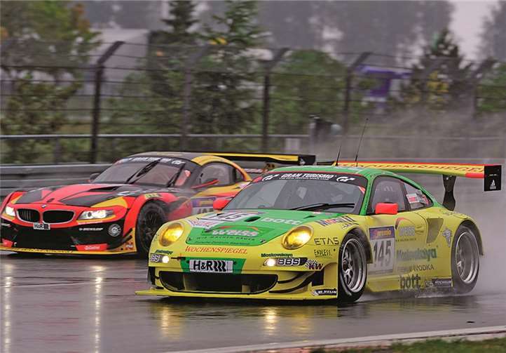 Der siegreiche Manthey Porsche 911 GT3 RSR im Positionskampf mit einem BMW Z4.