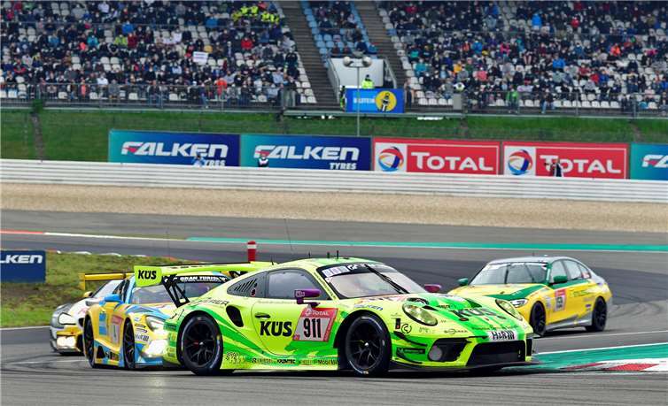 Der siegreiche Manthey Porsche lieferte im Rennverlauf immer wieder einen spannenden Zweikampf mit dem später ausgeschiedenen Mercedes-AMG GT3 vom Haupt Racing. Fotos: BURG